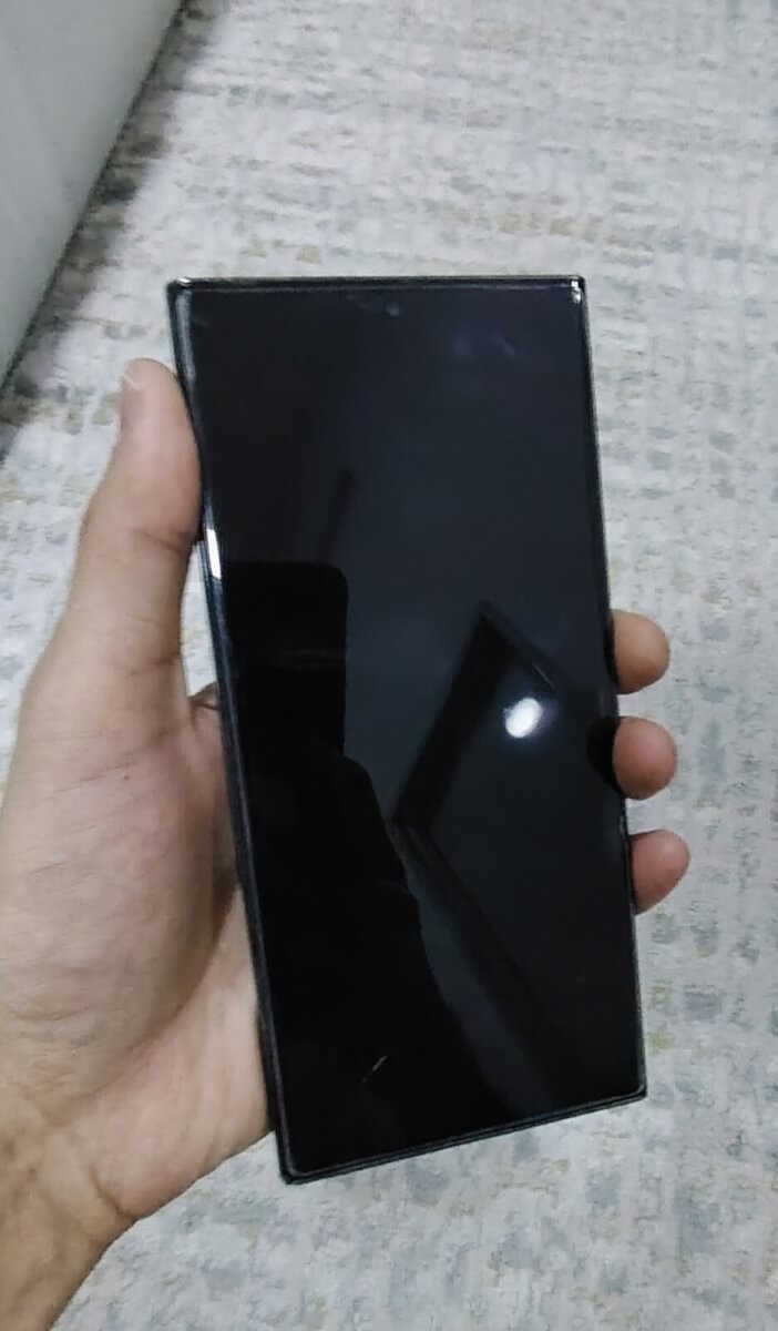 Samsung Galaxy S23 Ultra front dynamic AMOLED display and curved glass in hand