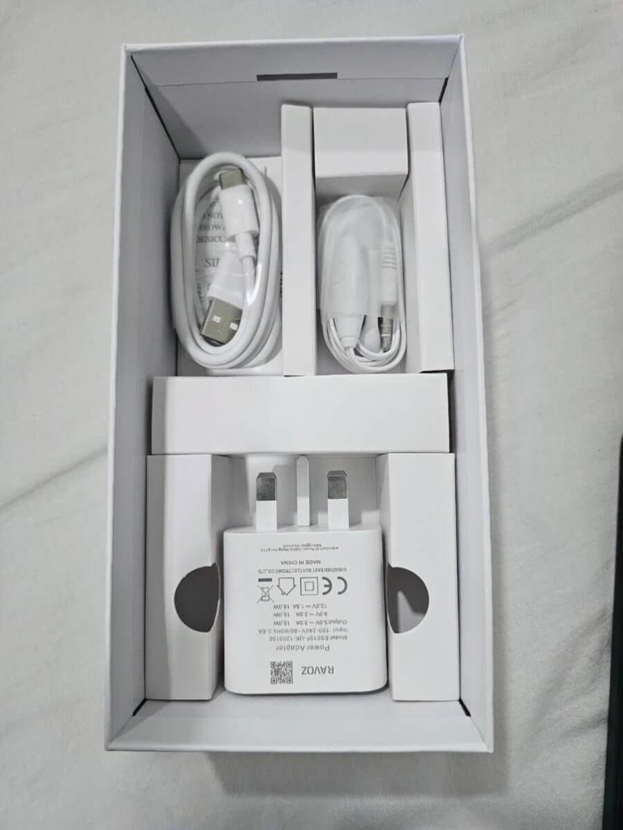 The 18W fast charger and cable included inside the Ravoz A7 box